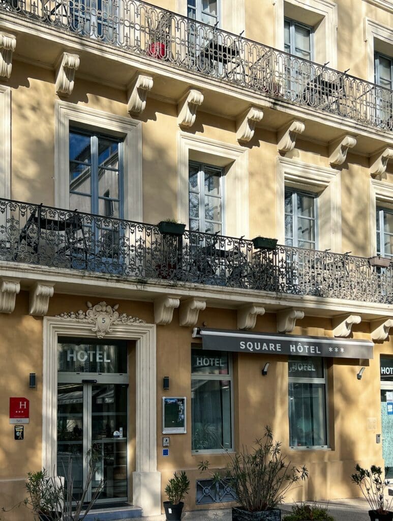Façade du Square Hôtel, hôtel en centre-ville de Nîmes