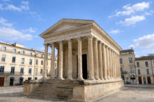 Maison Carrée de Nîmes, temple romain antique aux colonnes corinthiennes et façade monumentale en pierre claire.