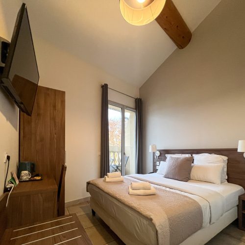 Chambre double avec balcon du Square Hôtel, hôtel en centre-ville de Nîmes
